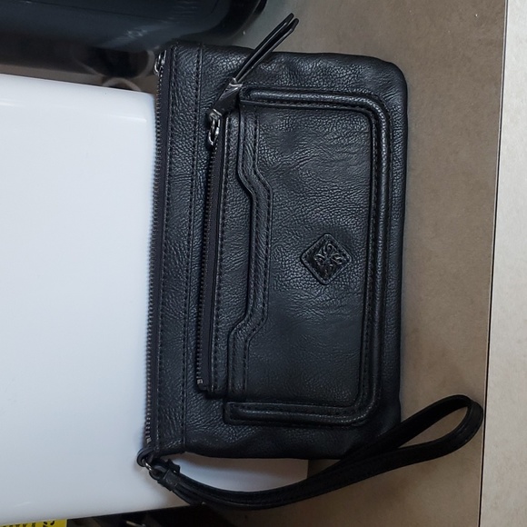 Simply Vera Handbags - New, Simply Vera Wristlet!